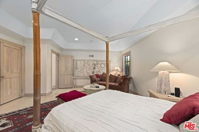 14330 Mulholland Drive, Los Angeles, CA 90077