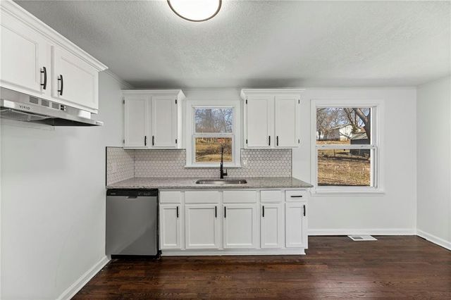 7718 Longwood Avenue, Kansas City, KS 66109