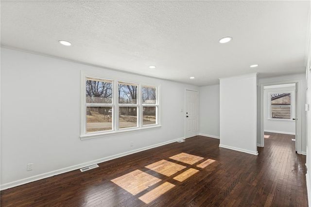 7718 Longwood Avenue, Kansas City, KS 66109