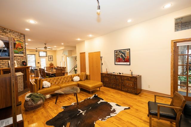 4424 S University Avenue 1, Chicago, IL 60653