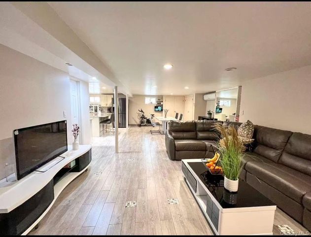 248-50 54ave, Little Neck, NY 11362