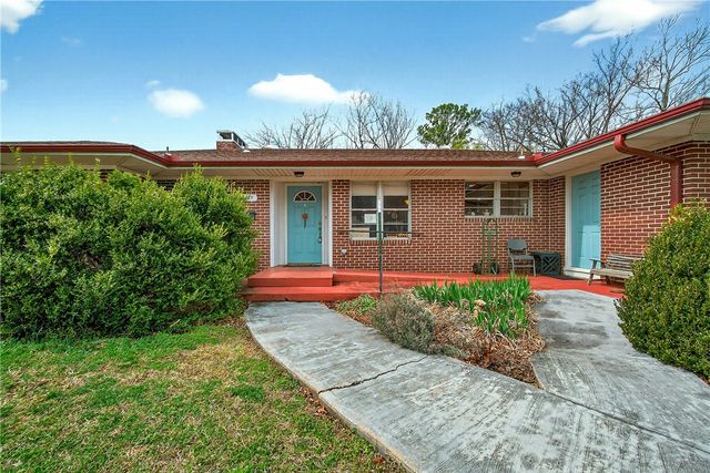 2227 N College Avenue, Fayetteville, AR 72703