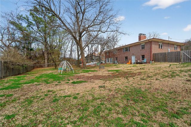 2227 N College Avenue, Fayetteville, AR 72703