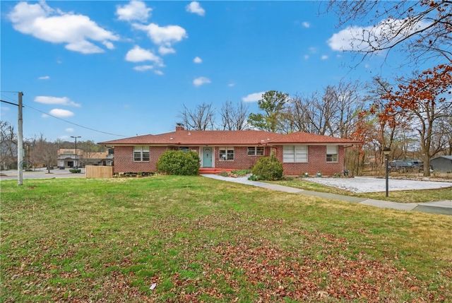 2227 N College Avenue, Fayetteville, AR 72703
