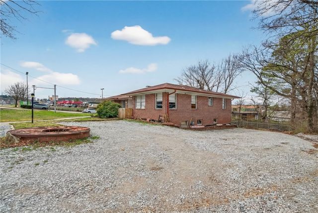 2227 N College Avenue, Fayetteville, AR 72703