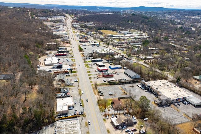 2227 N College Avenue, Fayetteville, AR 72703