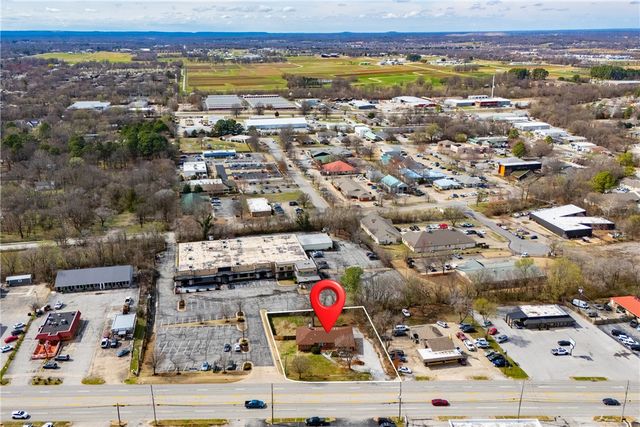 2227 N College Avenue, Fayetteville, AR 72703