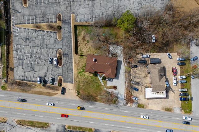 2227 N College Avenue, Fayetteville, AR 72703