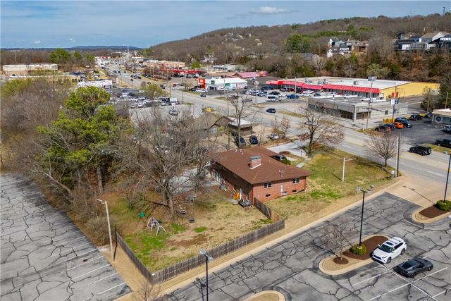2227 N College Avenue, Fayetteville, AR 72703