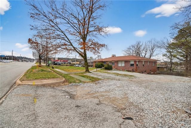 2227 N College Avenue, Fayetteville, AR 72703