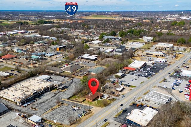 2227 N College Avenue, Fayetteville, AR 72703