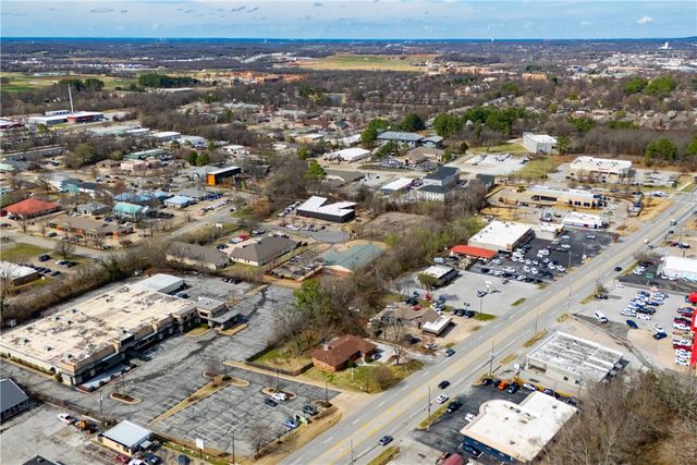 2227 N College Avenue, Fayetteville, AR 72703