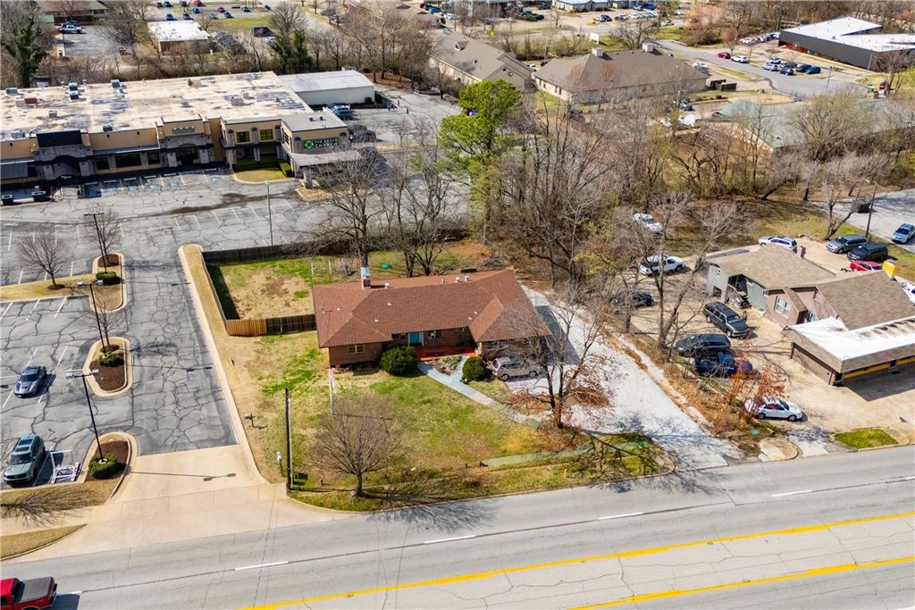 2227 N College Avenue, Fayetteville, AR 72703