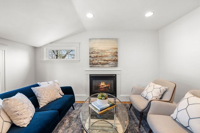 60 Denton Rd 3, Wellesley, MA 02482