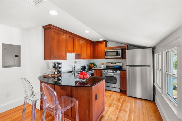 60 Denton Rd 3, Wellesley, MA 02482