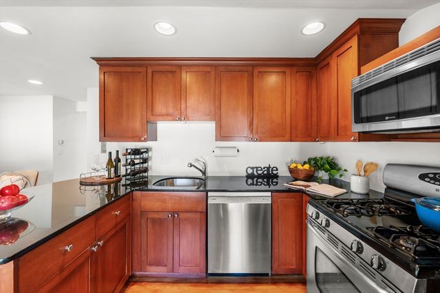 60 Denton Rd 3, Wellesley, MA 02482