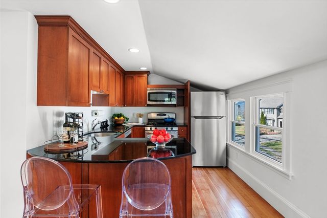 60 Denton Rd 3, Wellesley, MA 02482