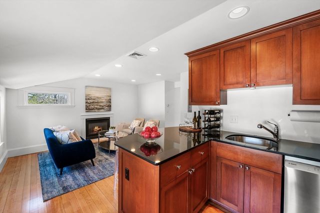 60 Denton Rd 3, Wellesley, MA 02482