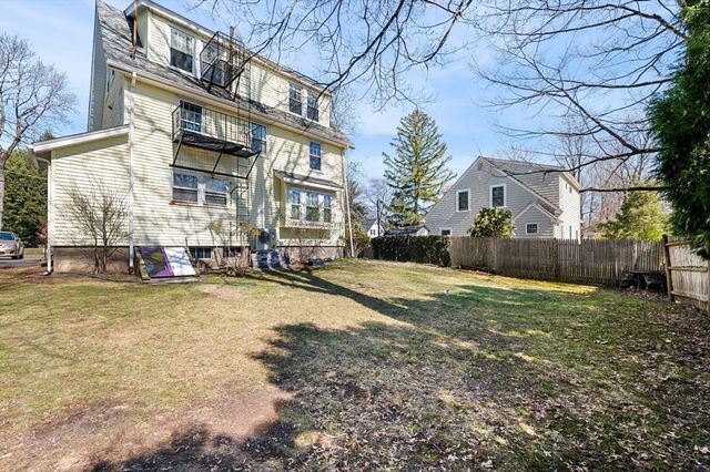 60 Denton Rd 3, Wellesley, MA 02482