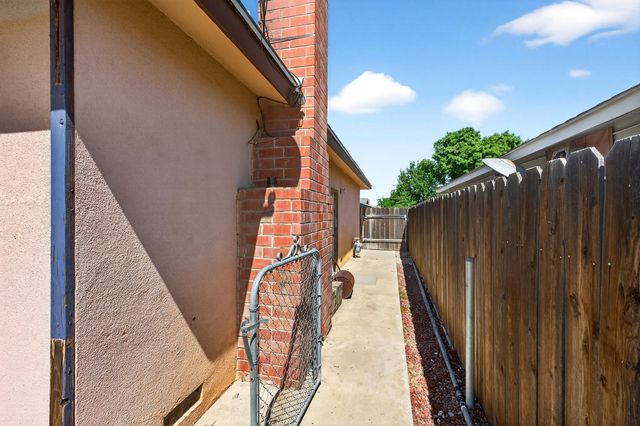 613 E Spruce Avenue, Lemoore, CA 93245