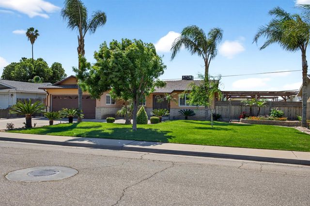 613 E Spruce Avenue, Lemoore, CA 93245