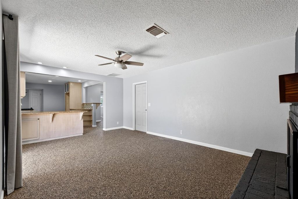 Image 11 of property listing at 613 E Spruce Avenue, Lemoore, CA 93245