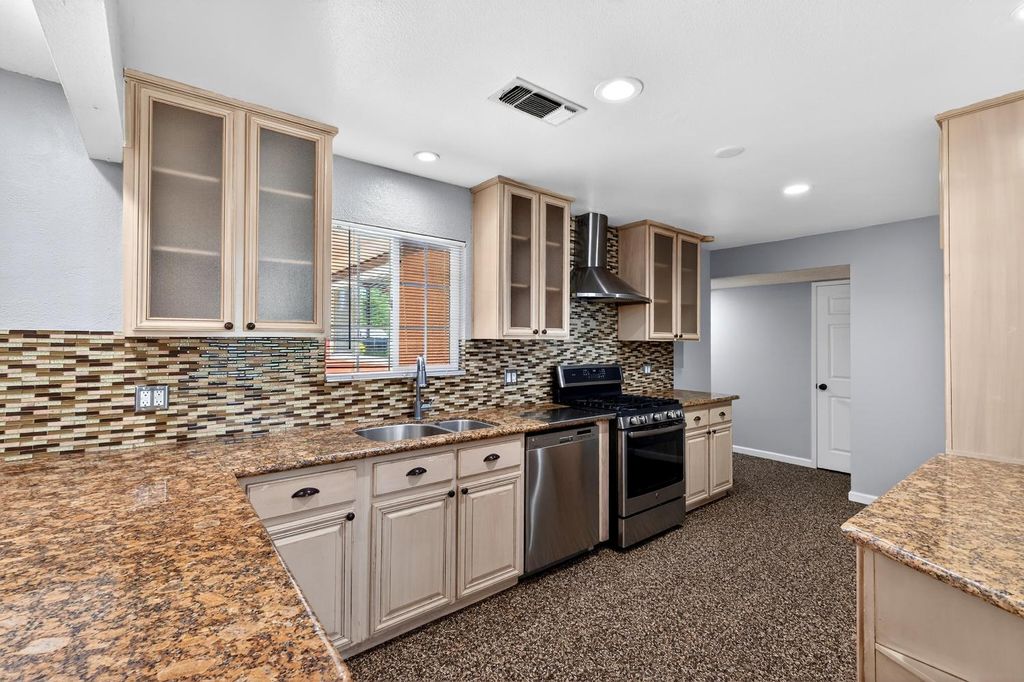 Image 13 of property listing at 613 E Spruce Avenue, Lemoore, CA 93245