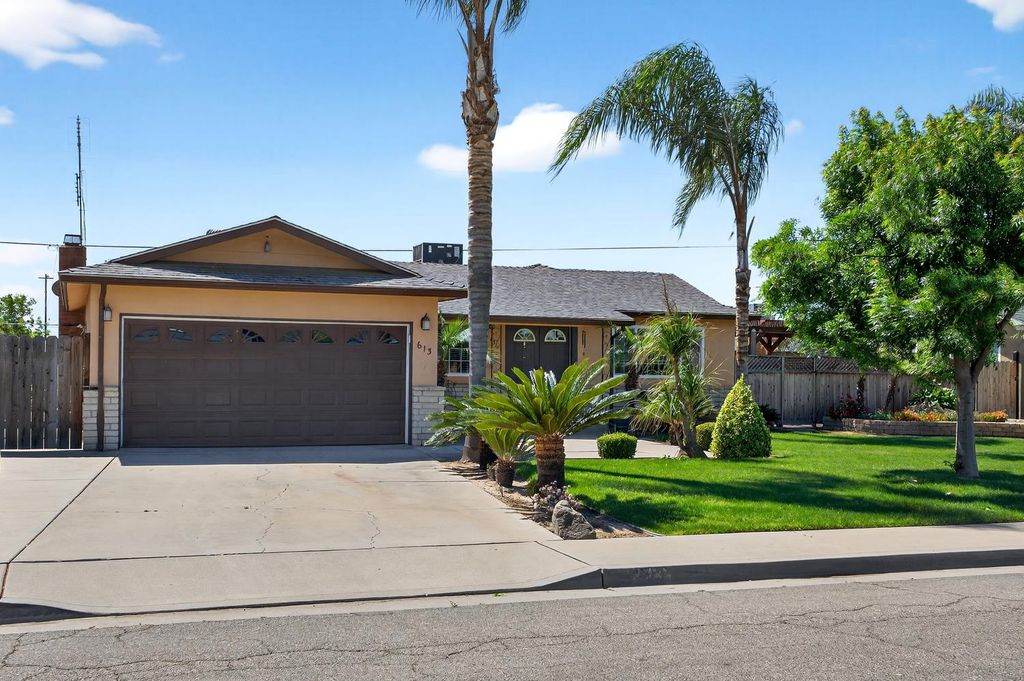 Image 2 of property listing at 613 E Spruce Avenue, Lemoore, CA 93245