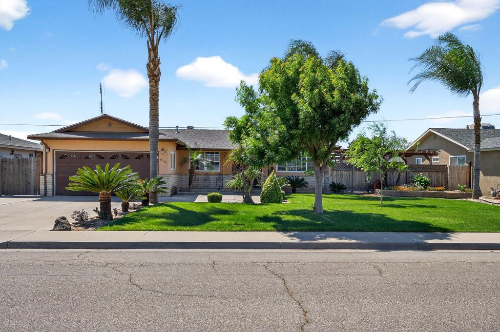 Image 3 of property listing at 613 E Spruce Avenue, Lemoore, CA 93245
