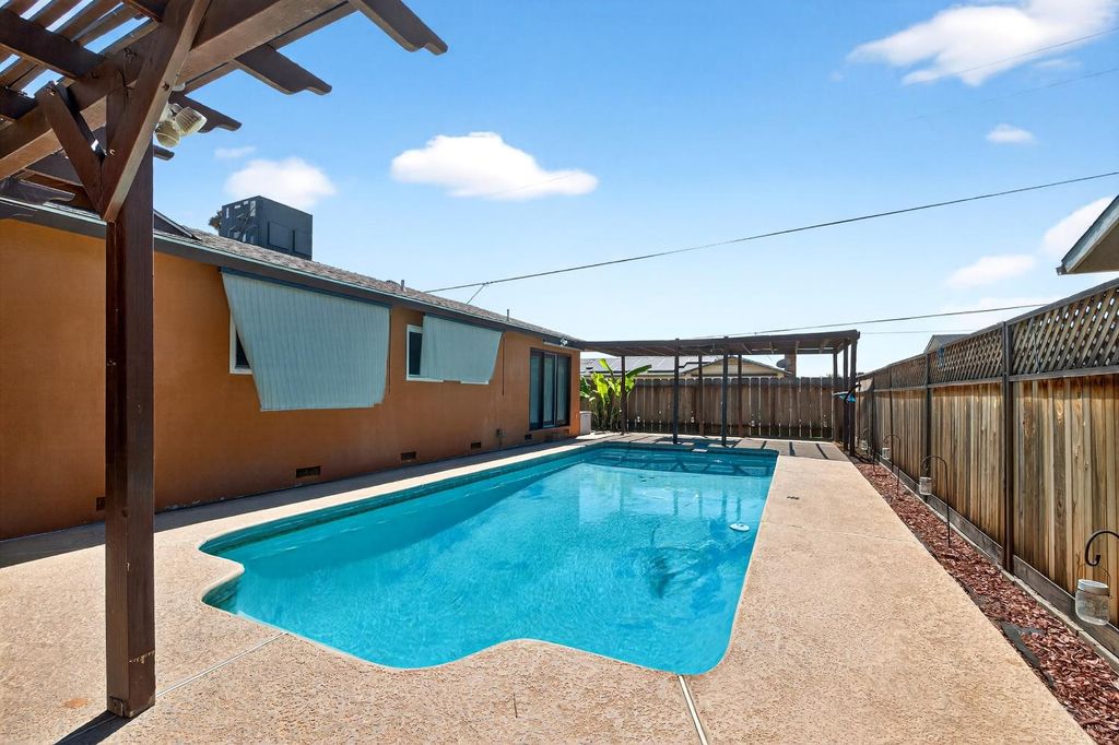 Image 32 of property listing at 613 E Spruce Avenue, Lemoore, CA 93245