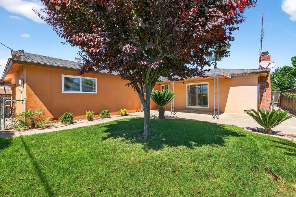Image 33 of property listing at 613 E Spruce Avenue, Lemoore, CA 93245
