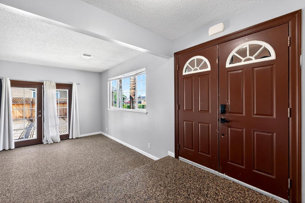 Image 5 of property listing at 613 E Spruce Avenue, Lemoore, CA 93245