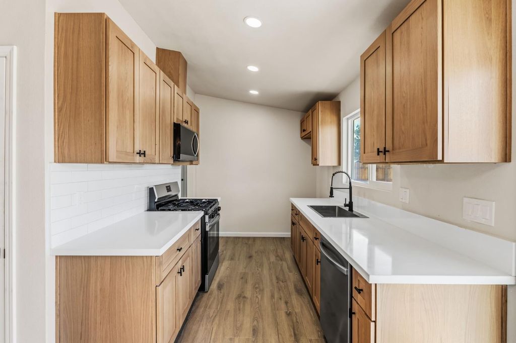 Image 10 of property listing at 1406 Bengston Avenue, Hanford, CA 93230