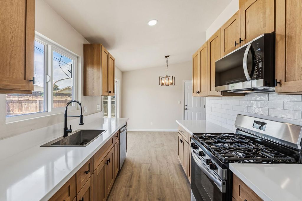 Image 11 of property listing at 1406 Bengston Avenue, Hanford, CA 93230