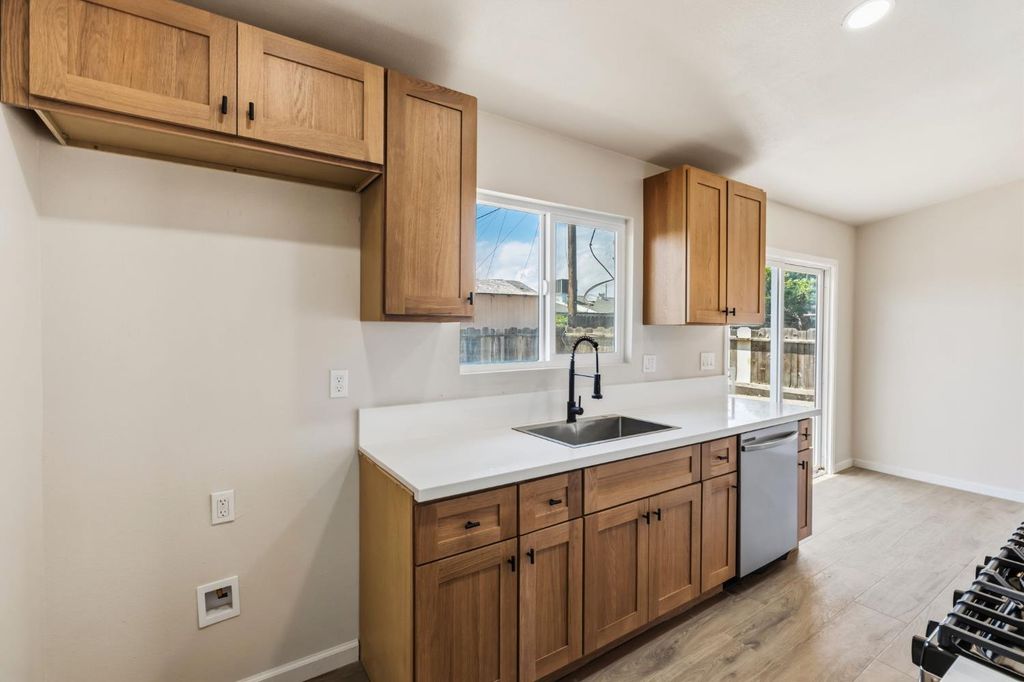 Image 12 of property listing at 1406 Bengston Avenue, Hanford, CA 93230