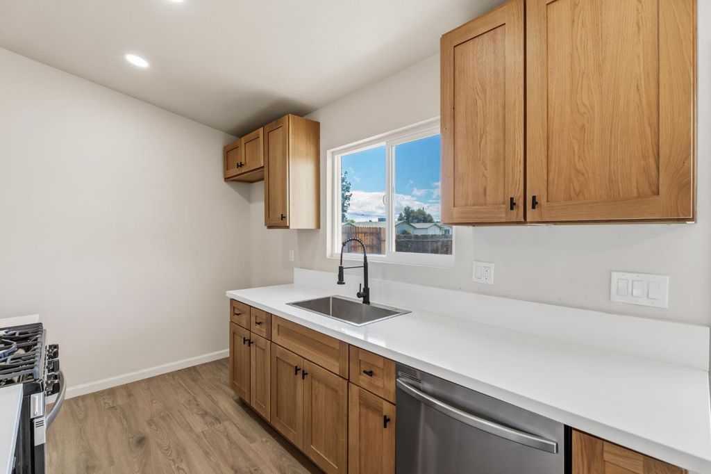 Image 14 of property listing at 1406 Bengston Avenue, Hanford, CA 93230