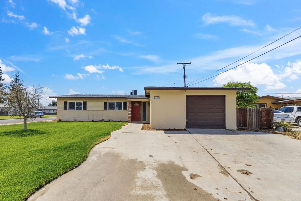Image 2 of property listing at 1406 Bengston Avenue, Hanford, CA 93230
