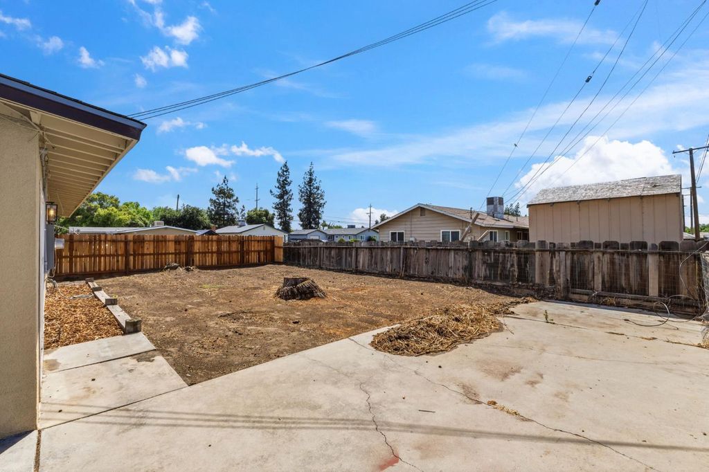 Image 24 of property listing at 1406 Bengston Avenue, Hanford, CA 93230