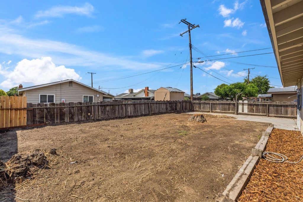 Image 27 of property listing at 1406 Bengston Avenue, Hanford, CA 93230