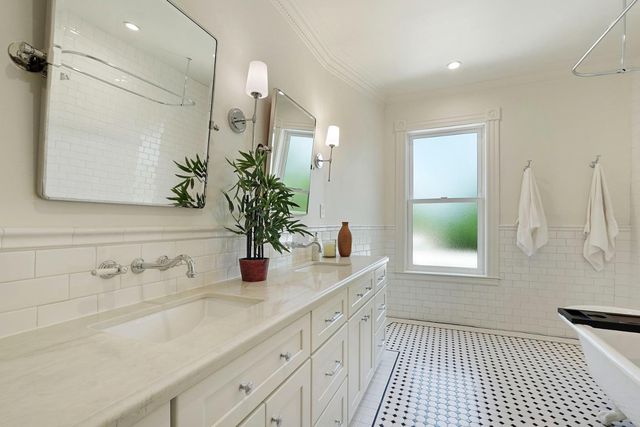1402 51st St, Sacramento, CA 95819