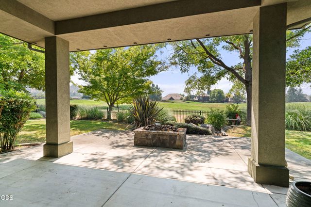 938 St Andrews Way, Eagle Point, OR 97524