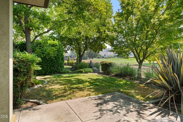 938 St Andrews Way, Eagle Point, OR 97524