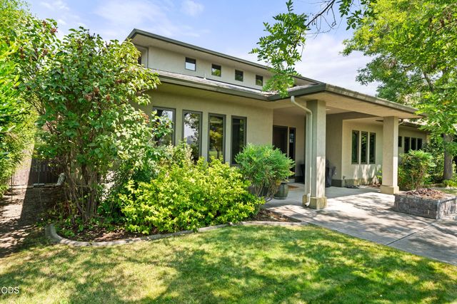 938 St Andrews Way, Eagle Point, OR 97524