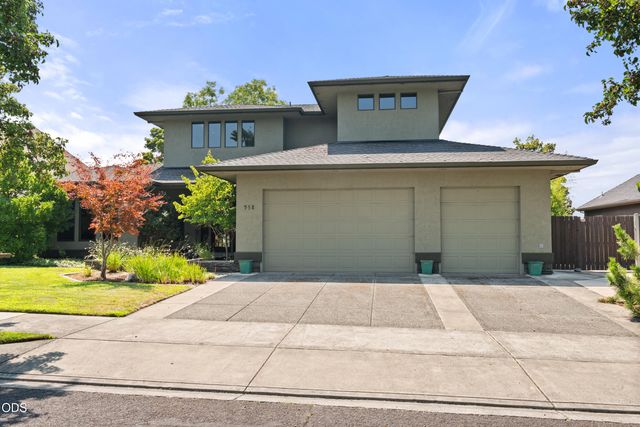 938 St Andrews Way, Eagle Point, OR 97524