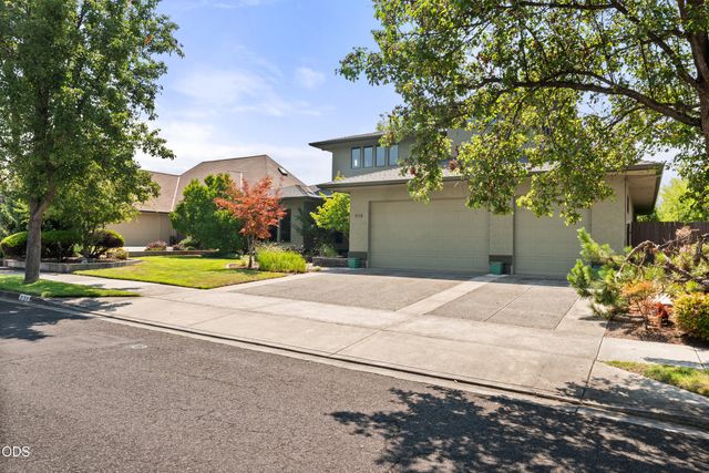 938 St Andrews Way, Eagle Point, OR 97524