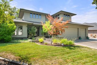 938 St Andrews Way, Eagle Point, OR 97524