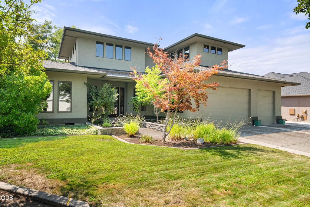 938 St Andrews Way, Eagle Point, OR 97524