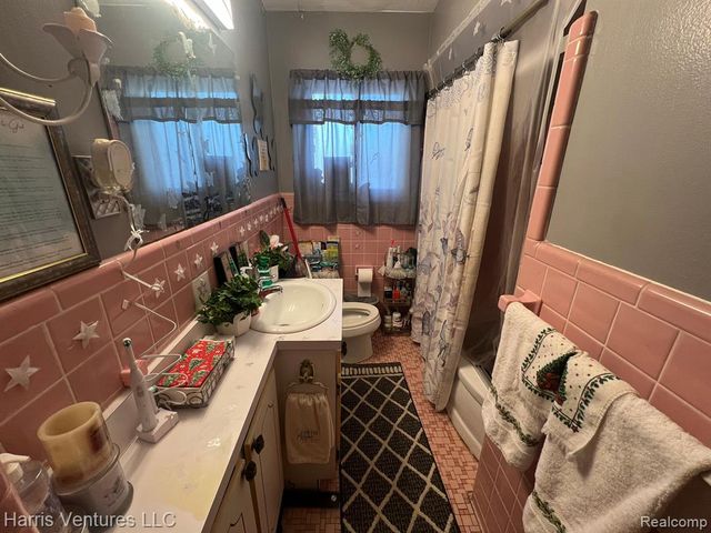 21111-15 Moross Road, Grosse Pointe, MI 48236