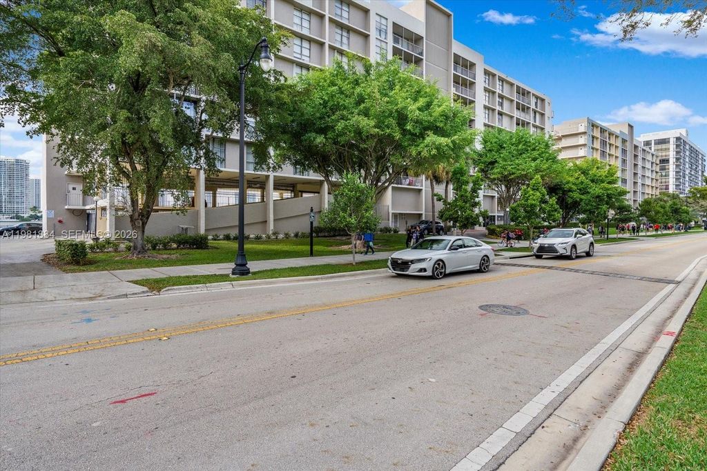 Image 28 of property listing at 17500 N BAY RD S-707, Sunny Isles Beach, FL 33160