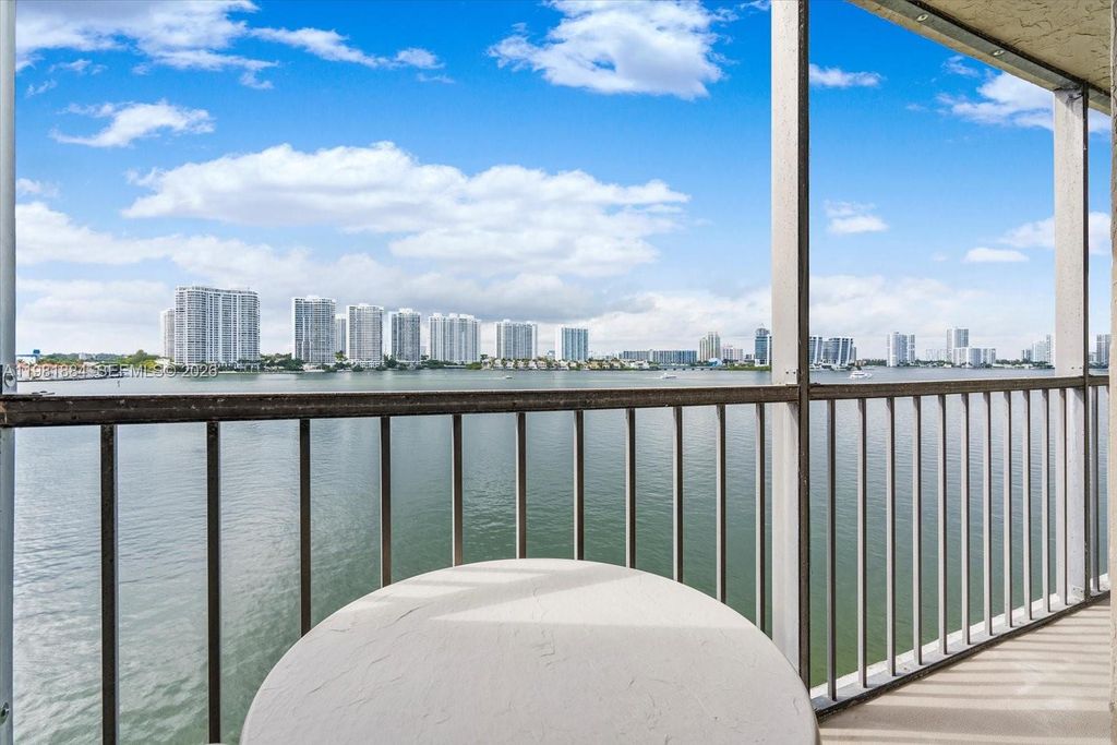 Image 5 of property listing at 17500 N BAY RD S-707, Sunny Isles Beach, FL 33160